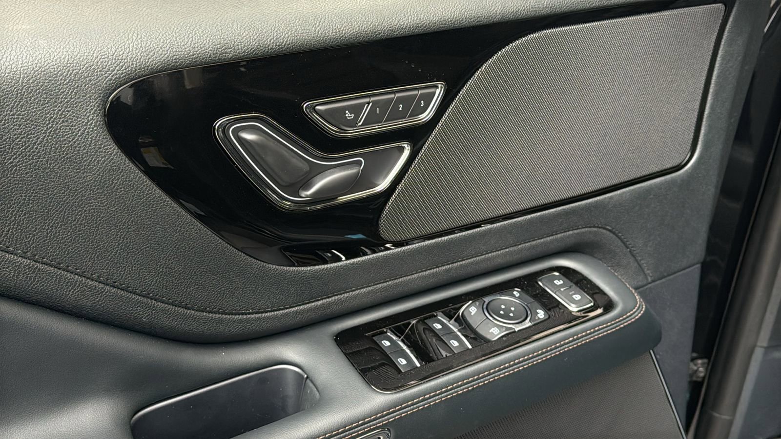 New 2026 Lincoln Aviator AWD image 16