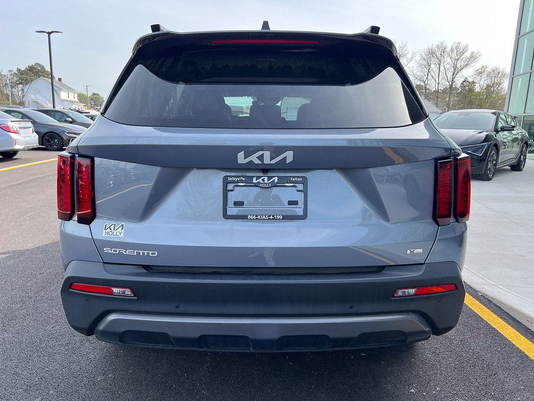 Used 2023 Kia Sorento S image 4