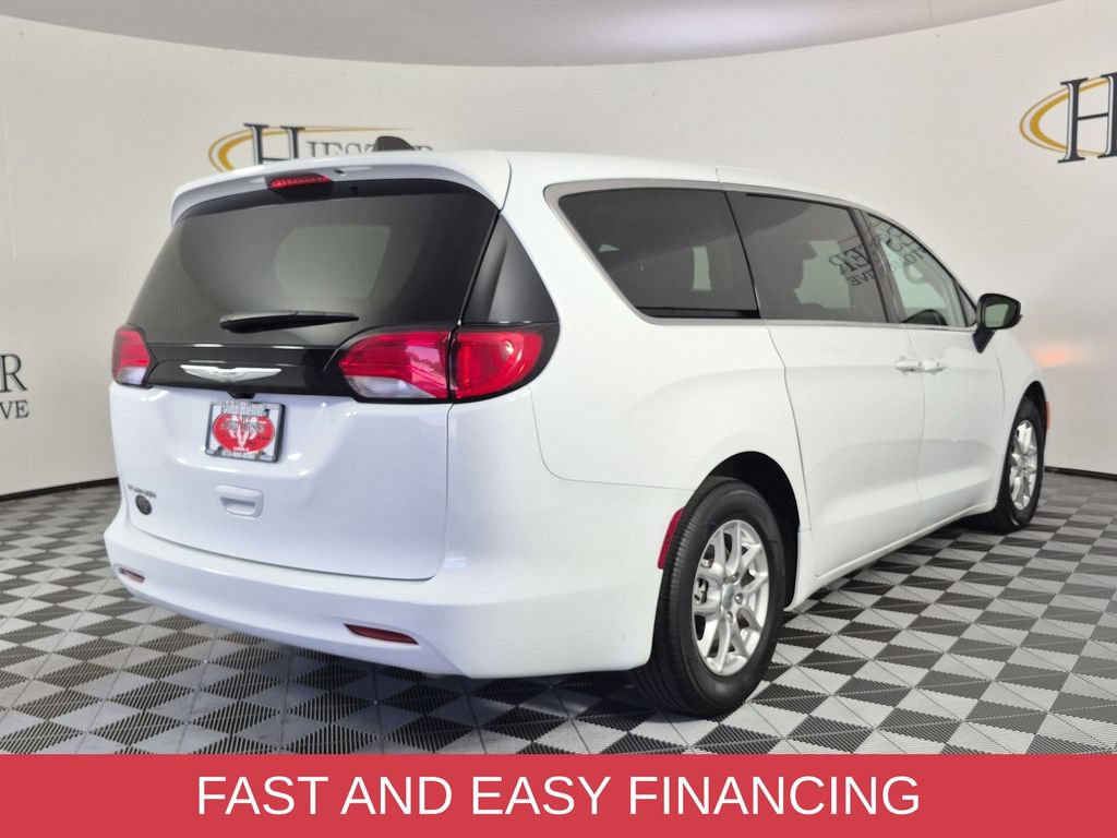Used 2023 Chrysler Voyager LX FWD image 4