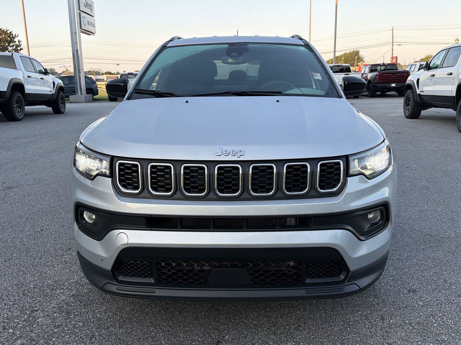 Used 2024 Jeep Compass Latitude AWD/4WD image 3