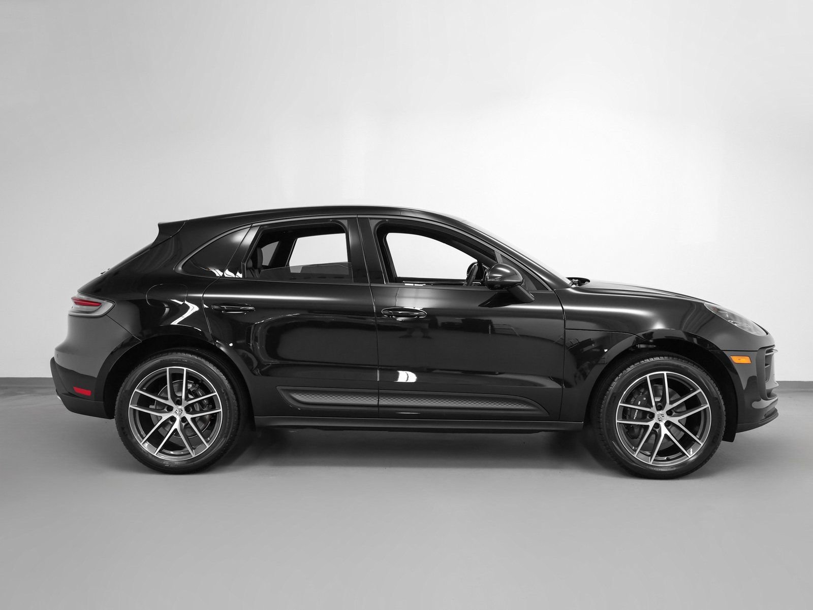 Certified 2025 Porsche Macan AWD/4WD image 13