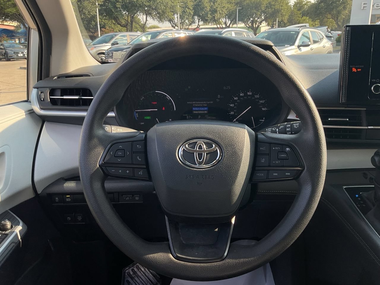Used 2025 Toyota Sienna LE FWD image 31