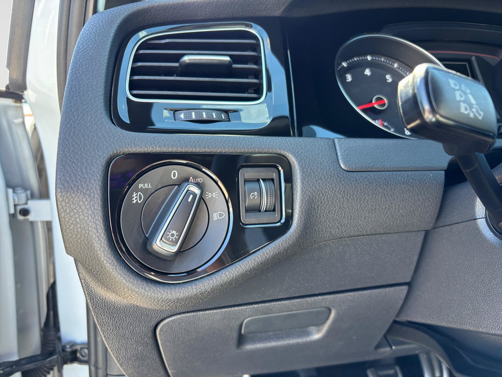 Used 2018 Volkswagen GTI SE w/ SE Leather Package FWD image 29