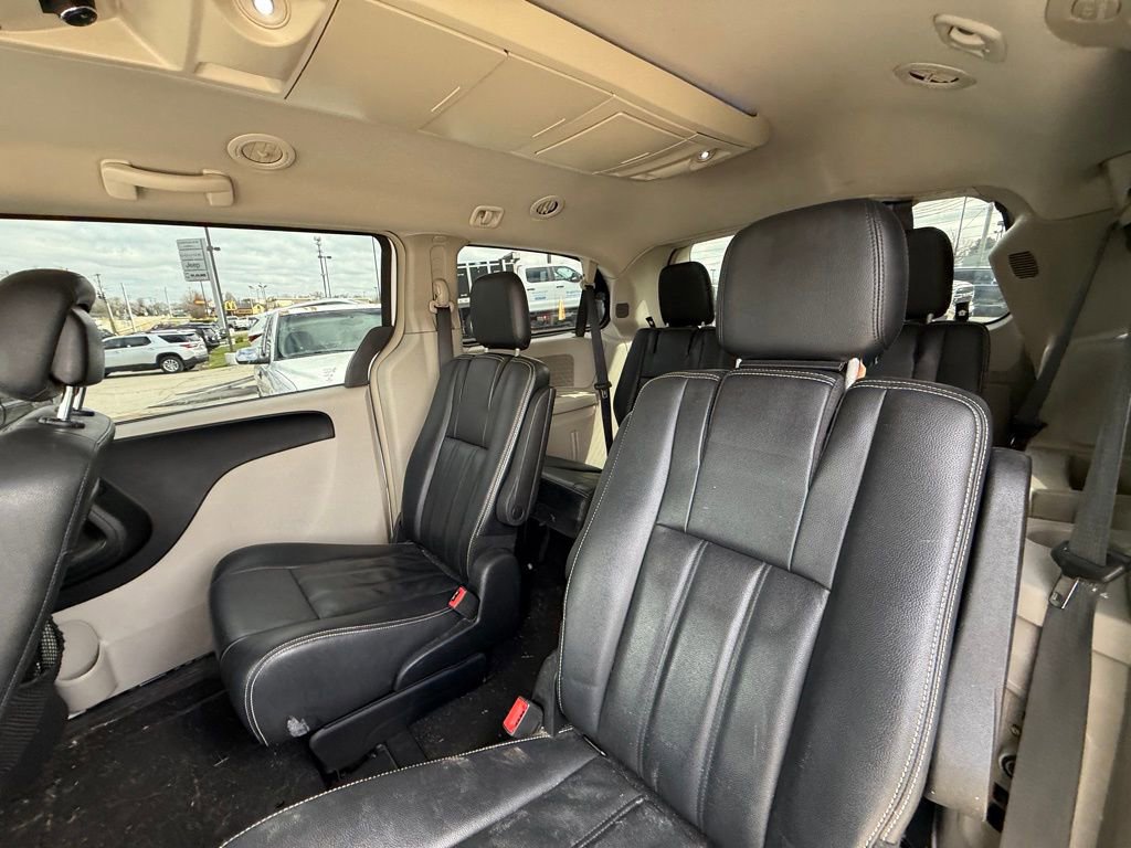 Used 2015 Chrysler Town & Country Touring image 25