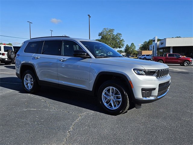 New 2025 Jeep Grand Cherokee L Laredo image 1