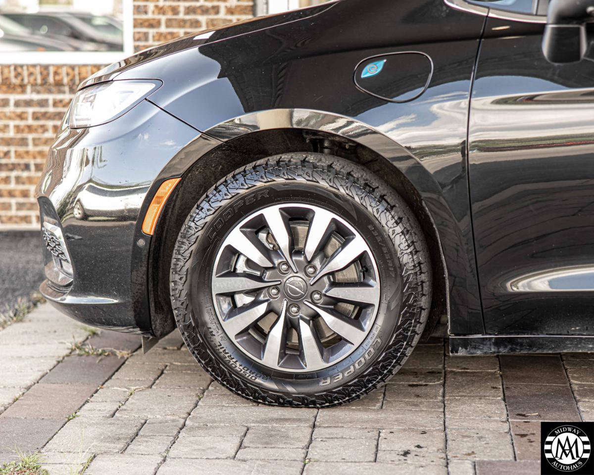 Used 2023 Chrysler Pacifica Touring-L FWD image 6