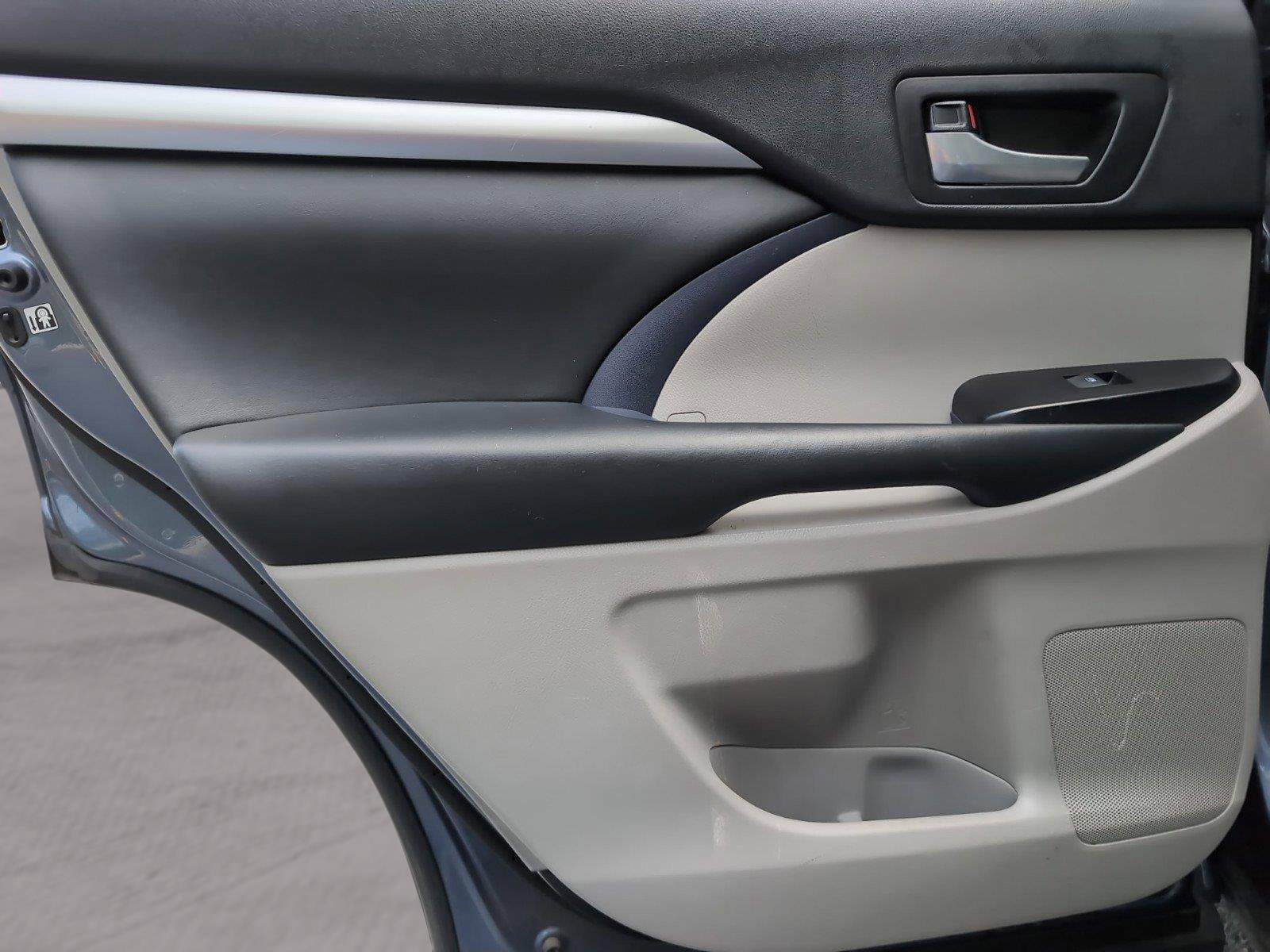 Used 2019 Toyota Highlander XLE AWD/4WD image 36