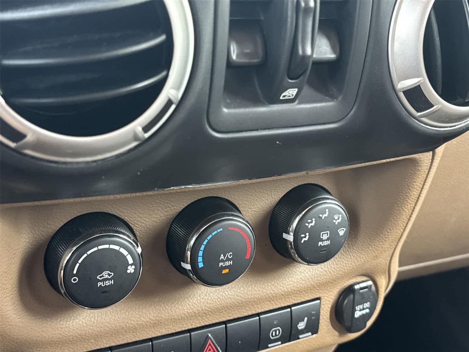Used 2012 Jeep Wrangler Unlimited Sahara w/ Connectivity Group AWD/4WD image 31