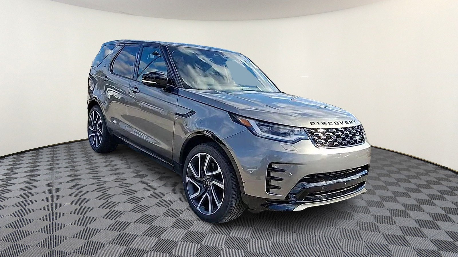 Used 2024 Land Rover Discovery Dynamic SE AWD/4WD image 2