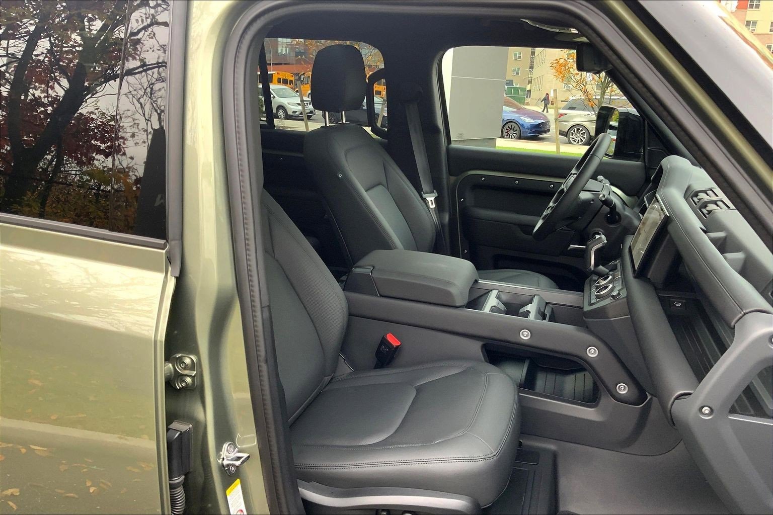 Used 2025 Land Rover Defender 110 X-Dynamic SE image 8