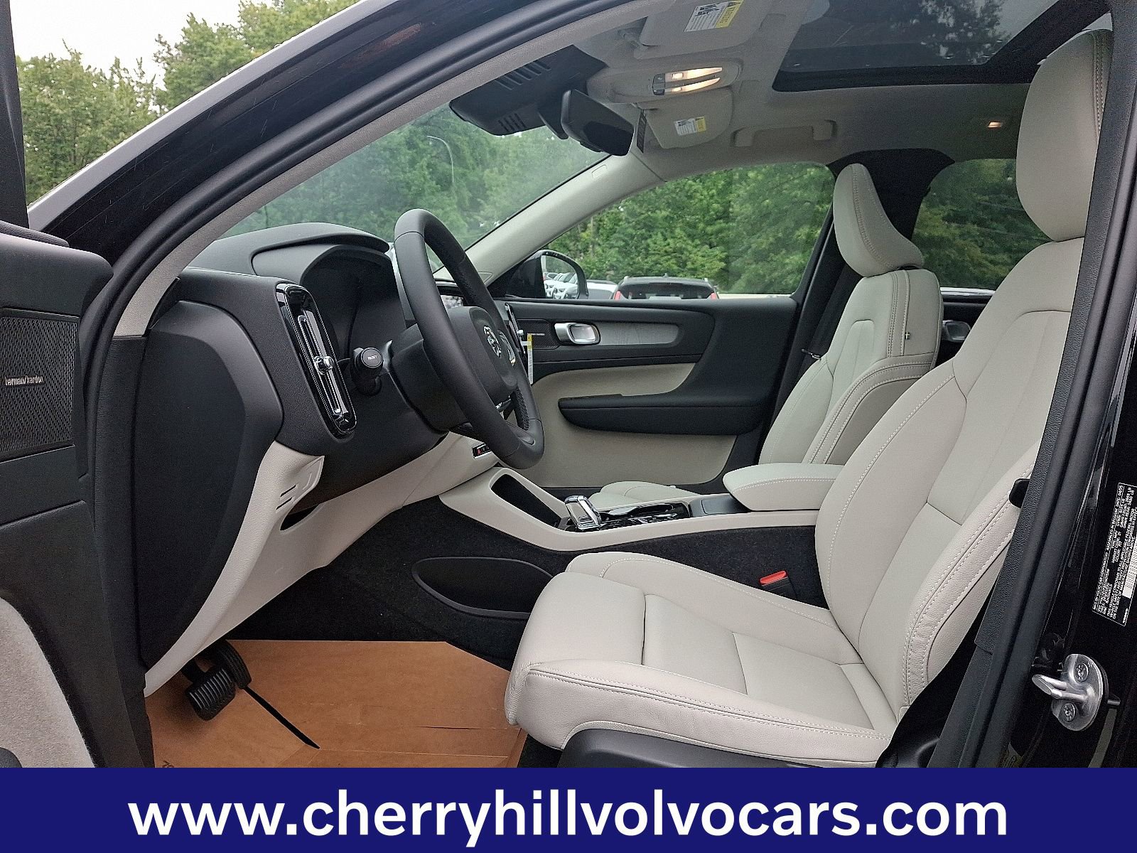 Certified 2025 Volvo XC40 B5 Ultra w/ Protection Package Premier image 13