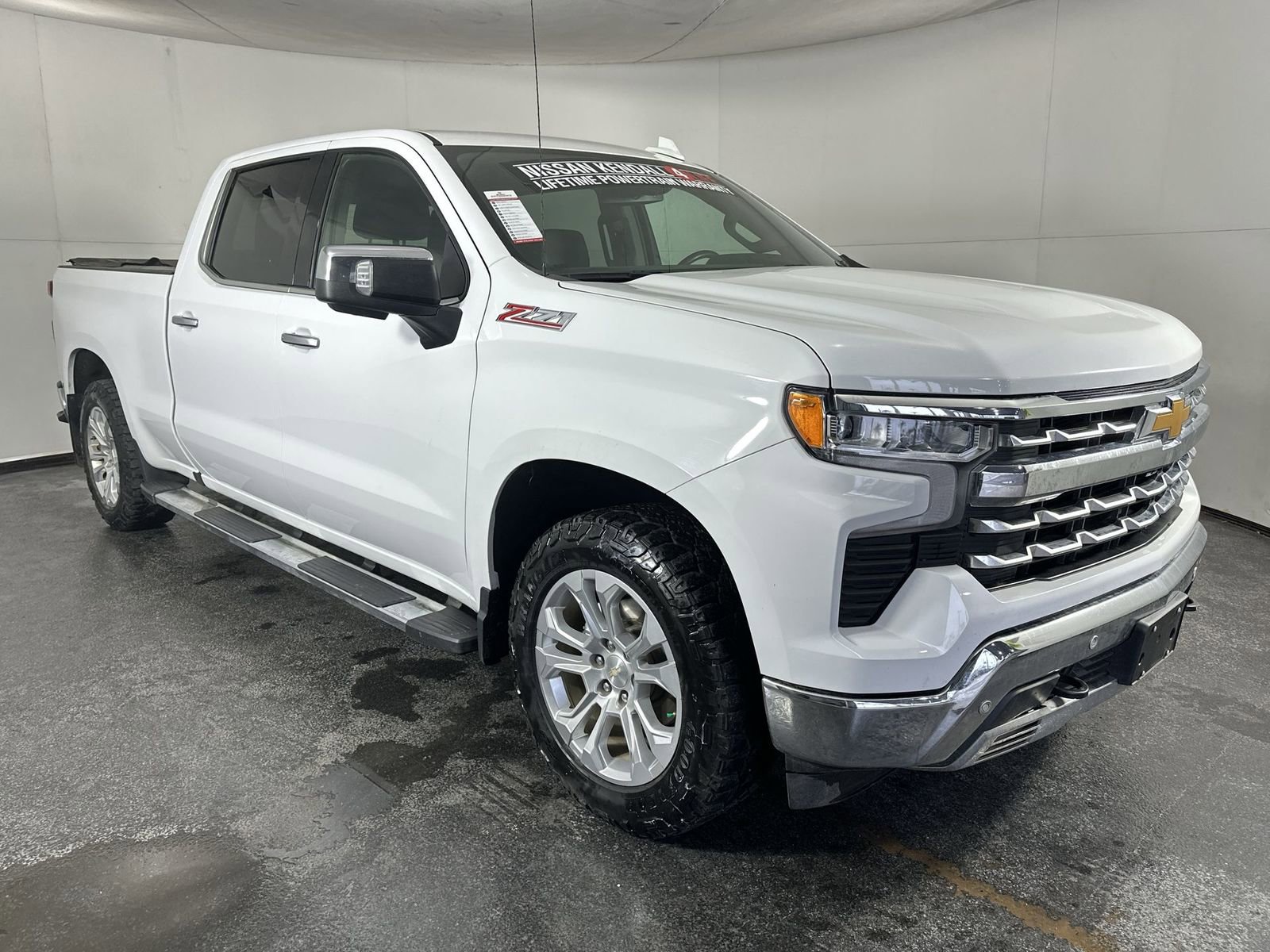 Used 2024 Chevrolet Silverado 1500 LTZ AWD/4WD image 2