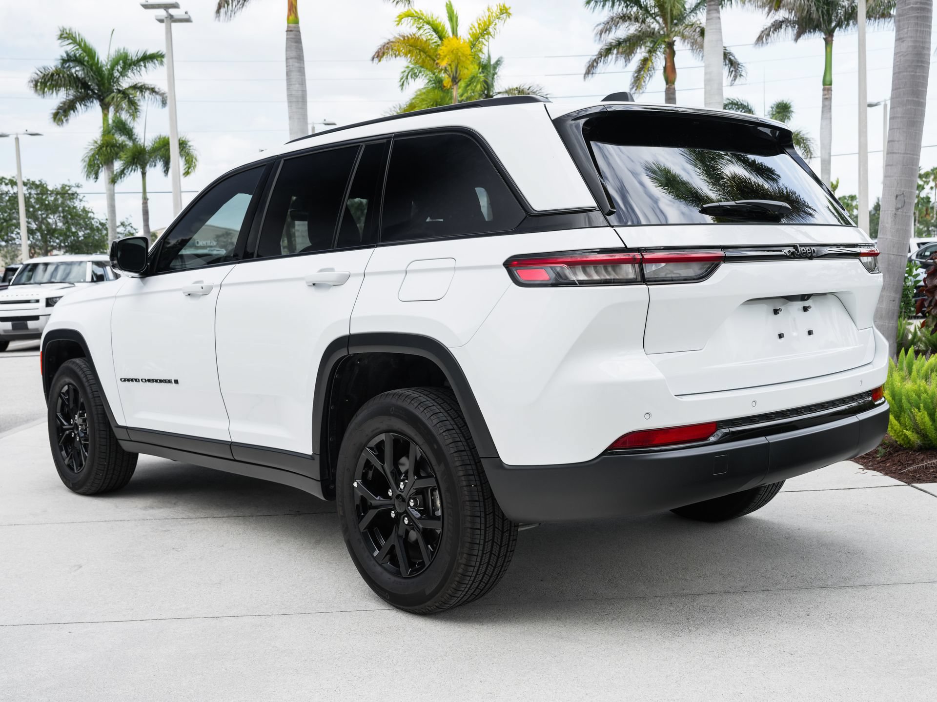 Used 2025 Jeep Grand Cherokee Altitude RWD image 8