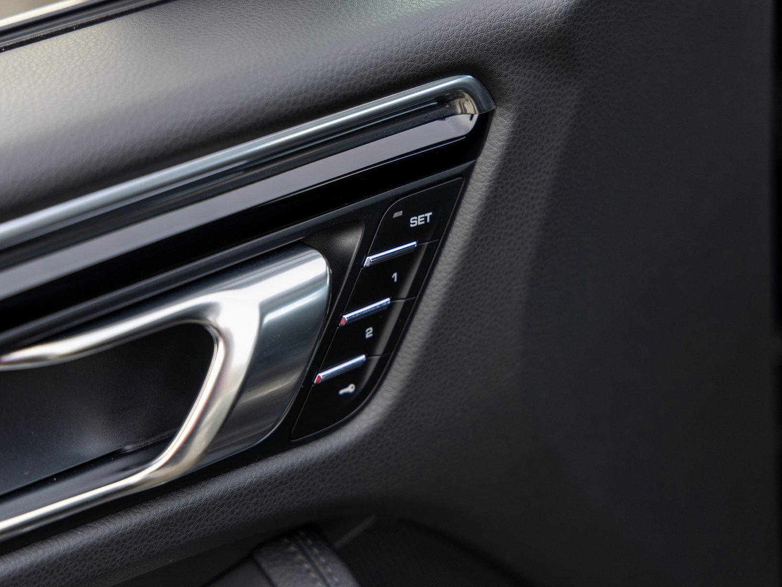 Certified 2025 Porsche Macan image 21