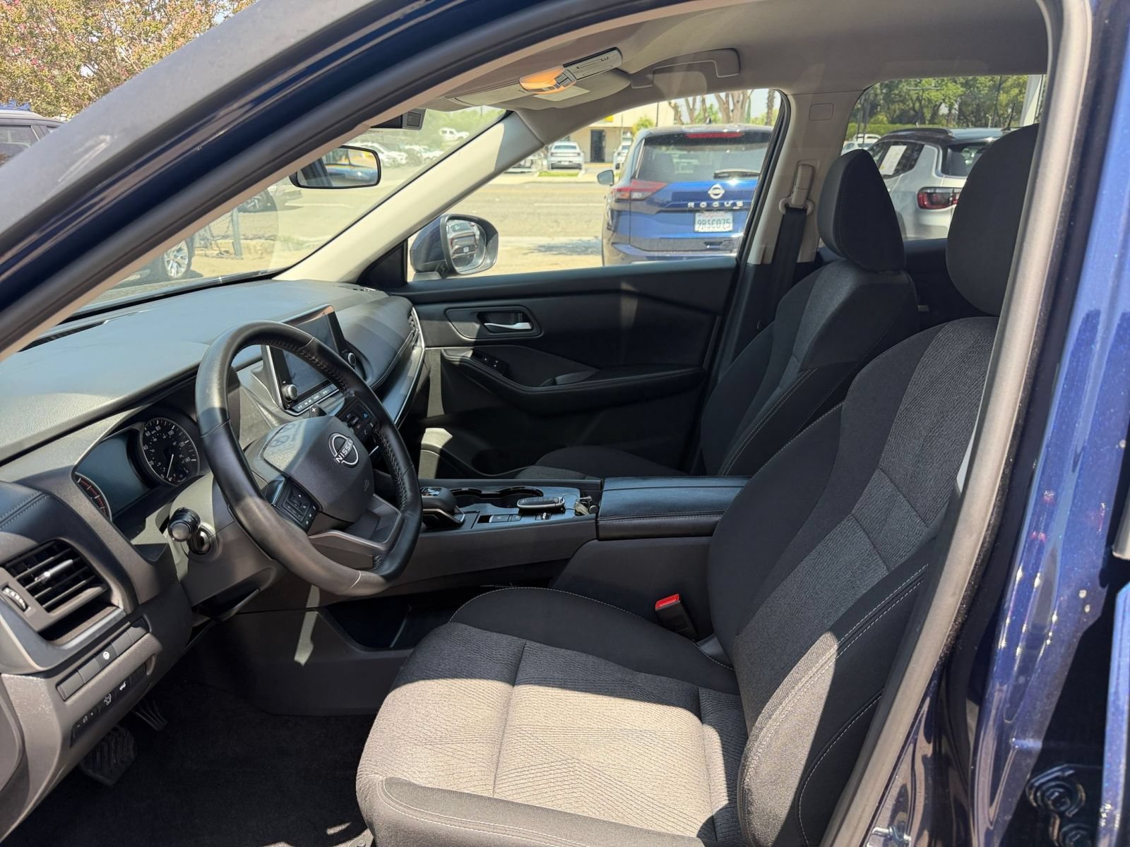 Used 2025 Nissan Rogue SV FWD image 29