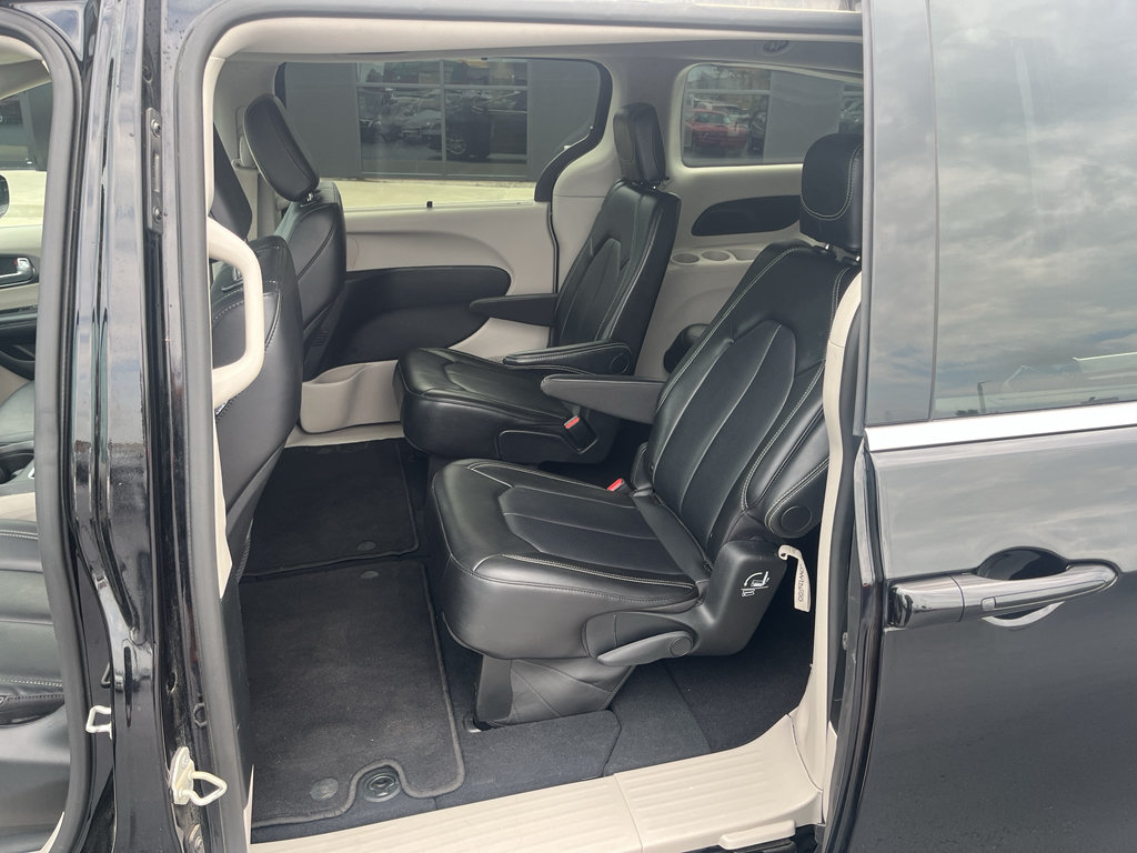 Used 2024 Chrysler Pacifica Touring-L FWD image 33