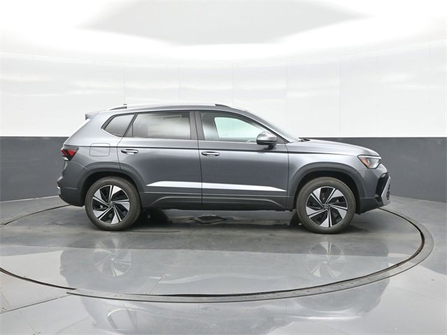 New 2026 Volkswagen Taos SE image 8