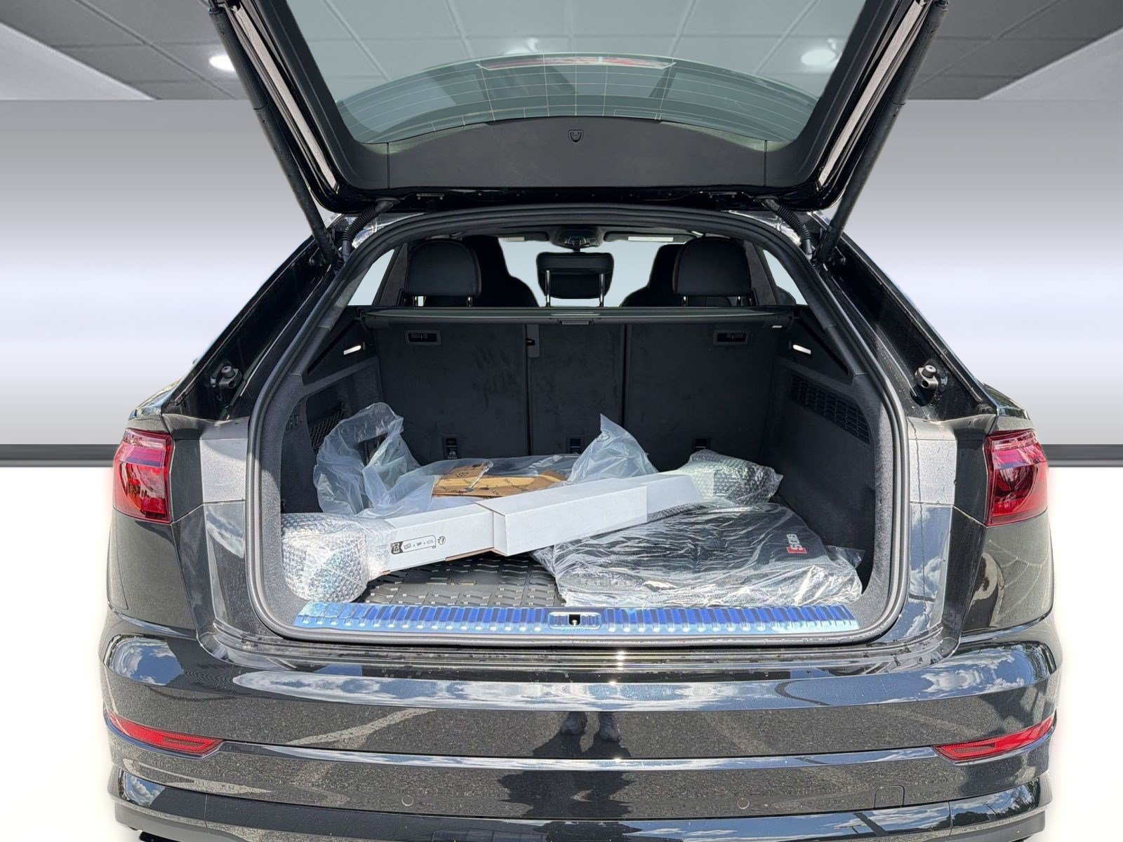 New 2026 Audi SQ8 Prestige AWD/4WD image 31