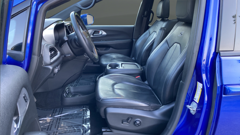 Used 2021 Chrysler Pacifica Touring-L w/ Uconnect Theater Family Group AWD/4WD image 9