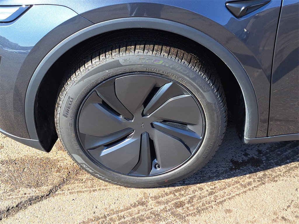 Used 2026 Tesla Model Y 2WD image 9