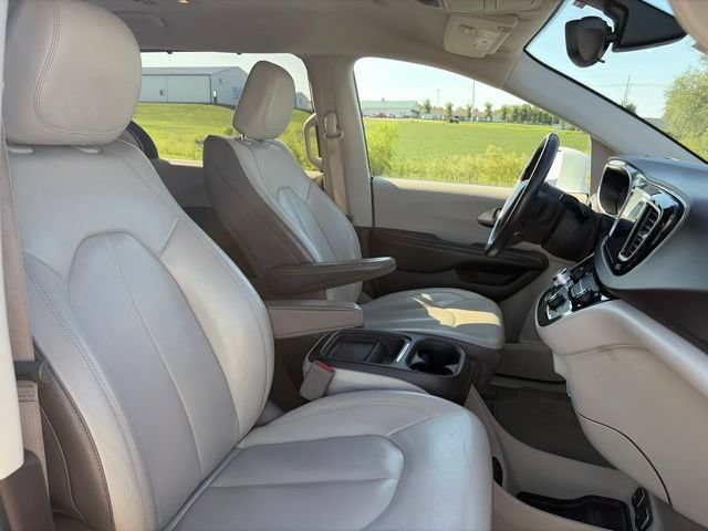 Used 2017 Chrysler Pacifica Touring-L w/ Tire & Wheel Group FWD image 13