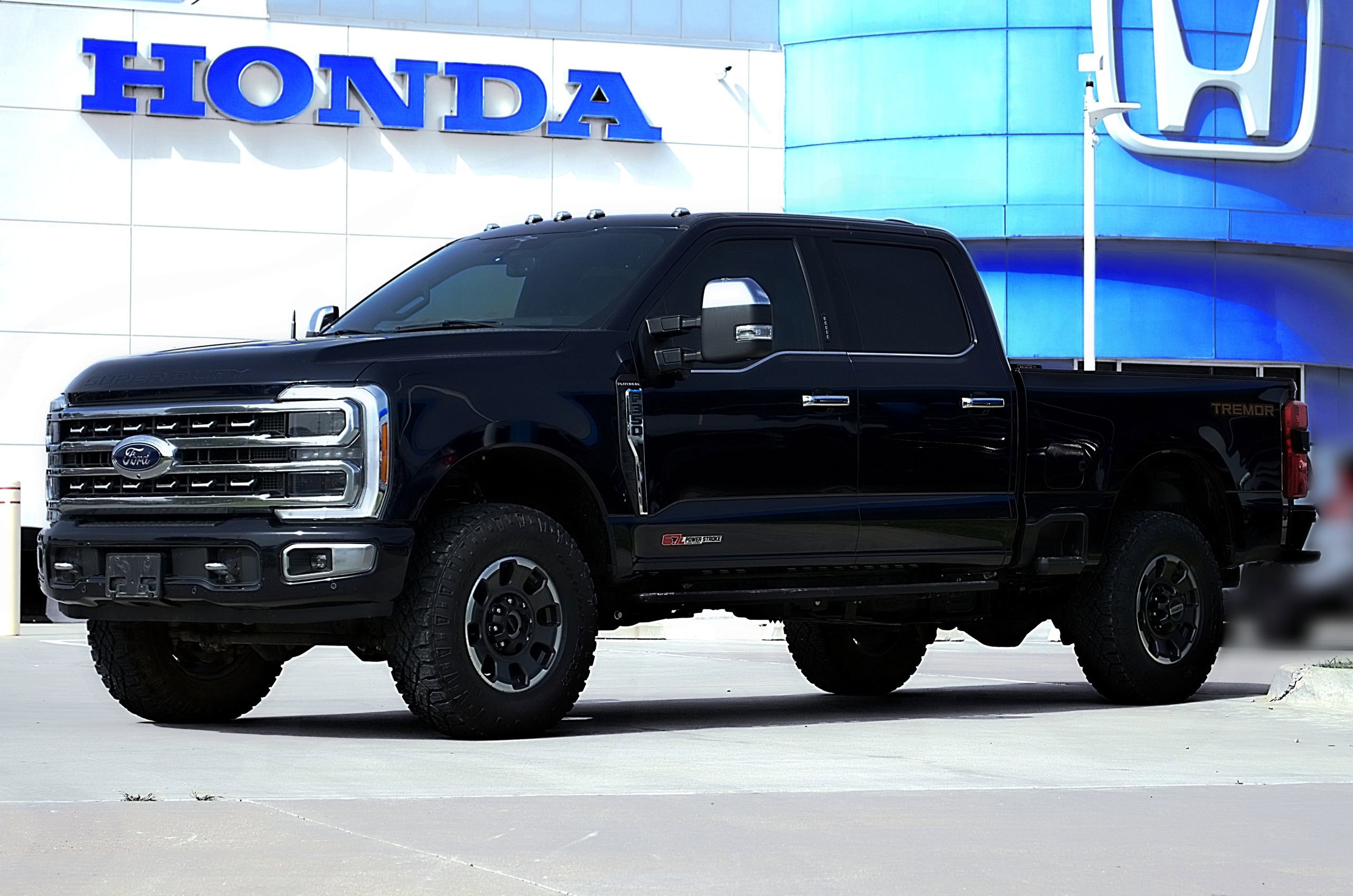 Used 2023 Ford F350 Platinum w/ Tremor Off-Road Package AWD/4WD image 1
