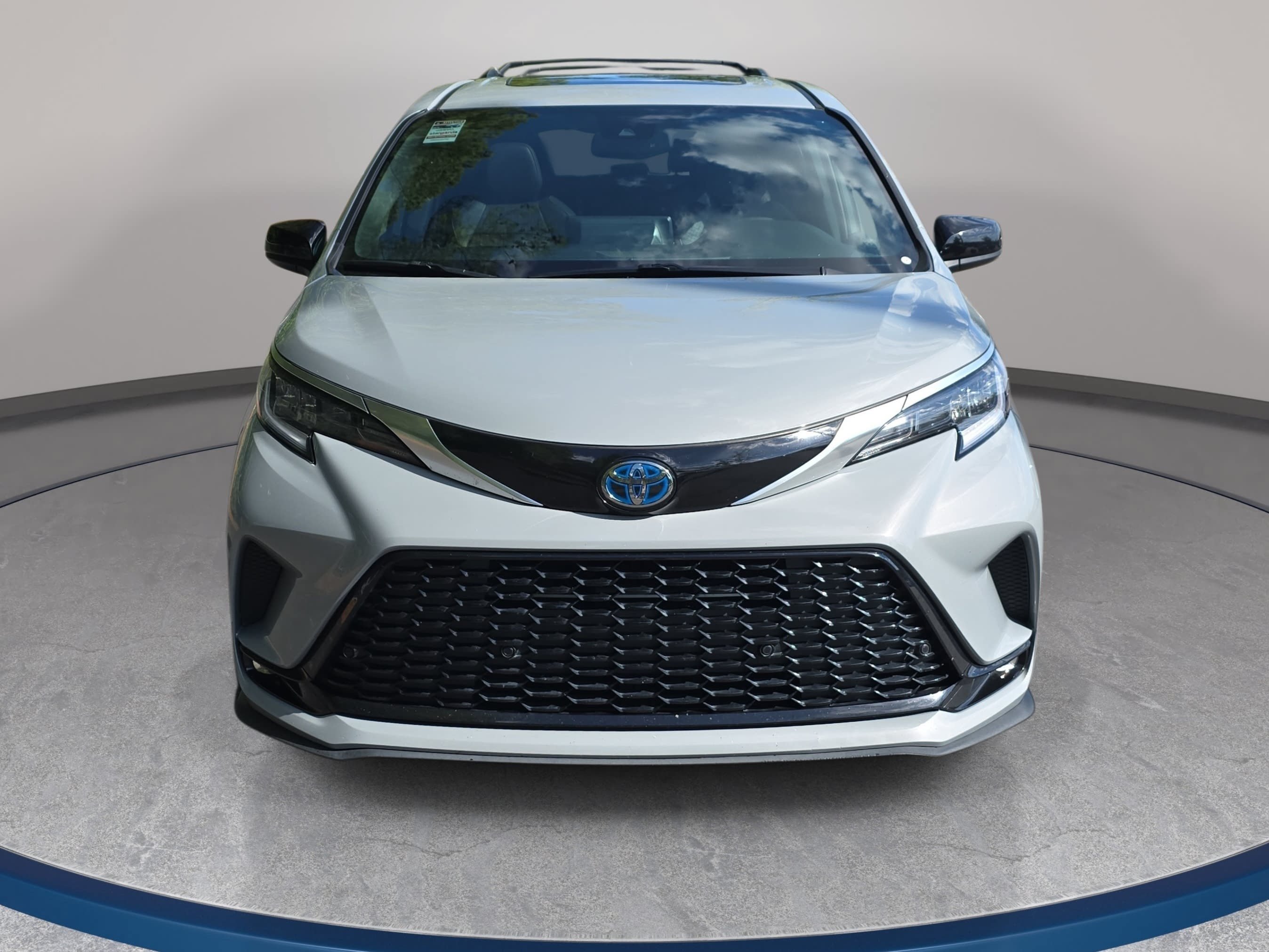 Used 2024 Toyota Sienna XSE FWD image 2