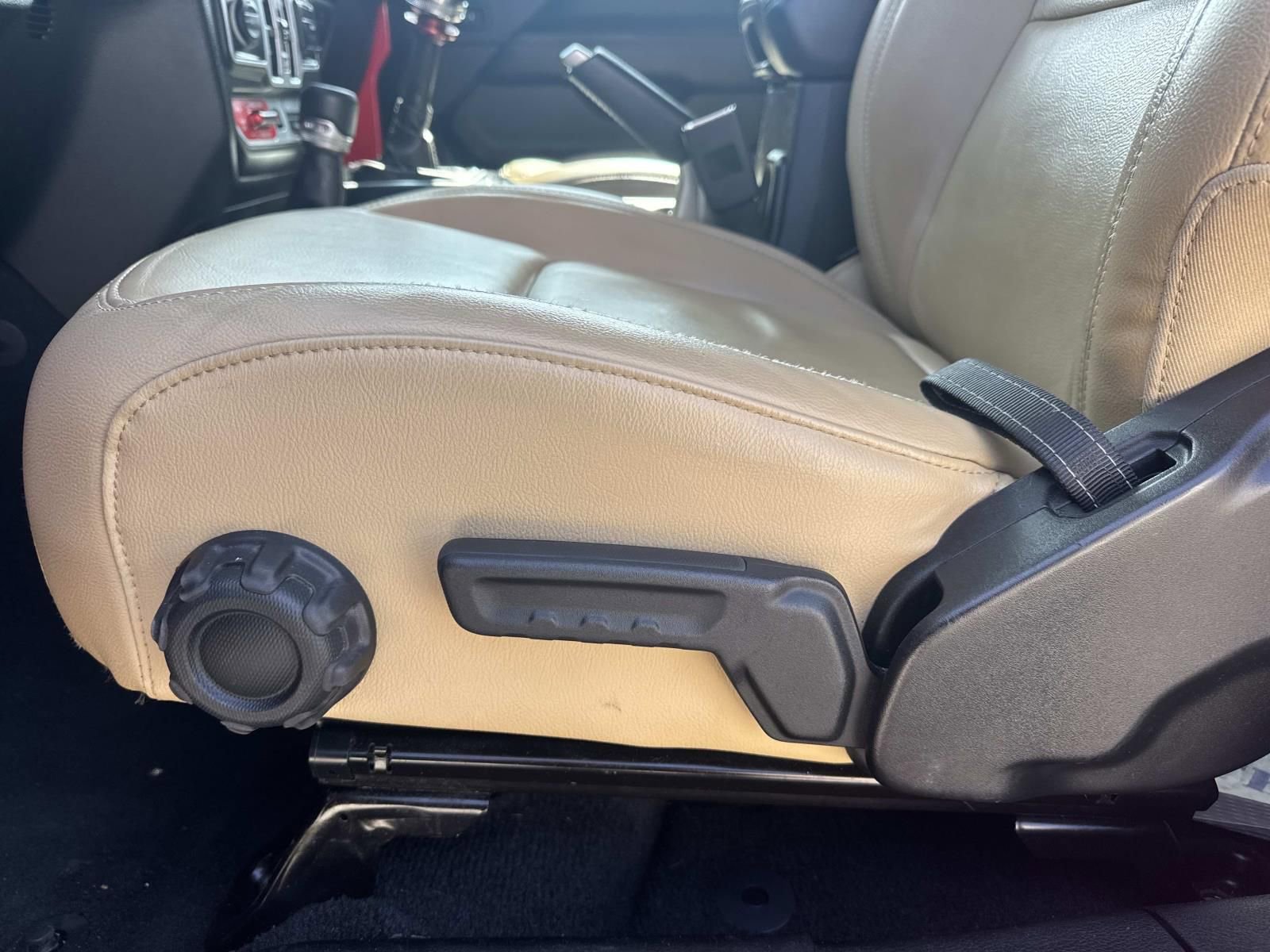 Used 2018 Jeep Wrangler Unlimited Rubicon w/ Uconnect 4C Nav & Sound Group AWD/4WD image 15