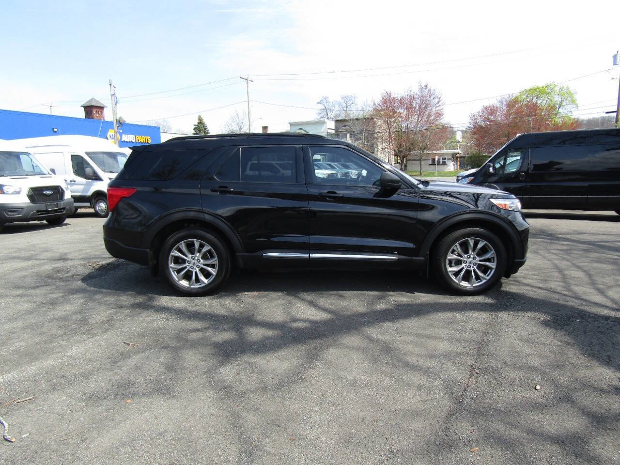 Used 2020 Ford Explorer XLT w/ Equipment Group 202A AWD/4WD image 9