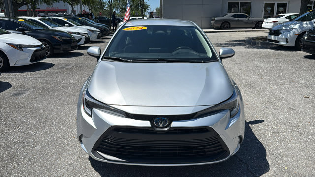 Used 2025 Toyota Corolla LE FWD image 2