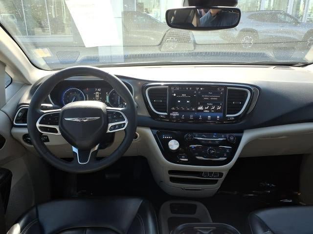 Used 2023 Chrysler Pacifica Touring-L image 17