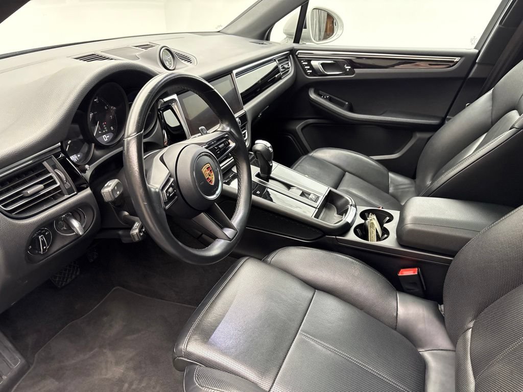 Certified 2023 Porsche Macan AWD/4WD image 5
