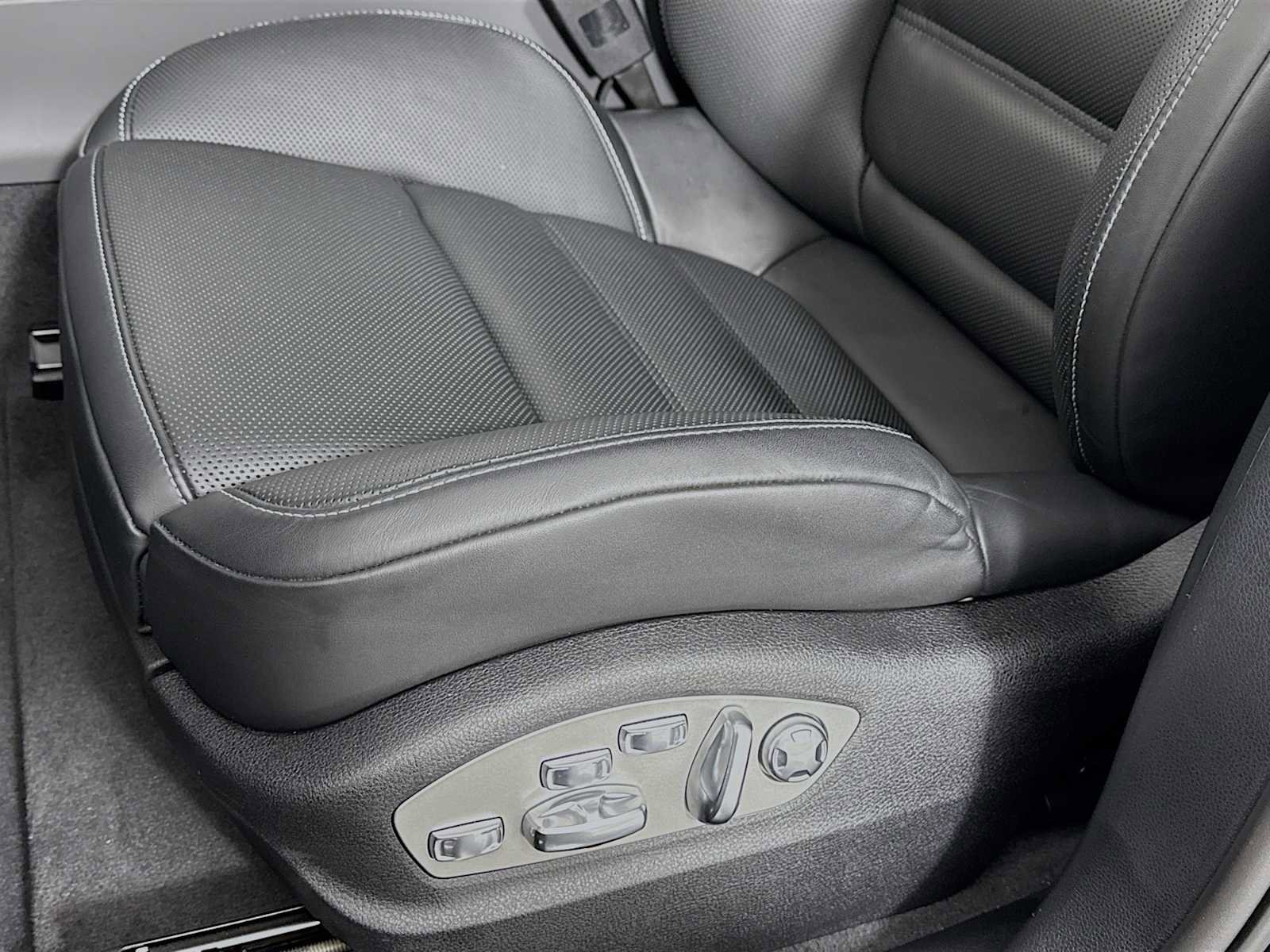 Certified 2025 Porsche Macan GTS image 13