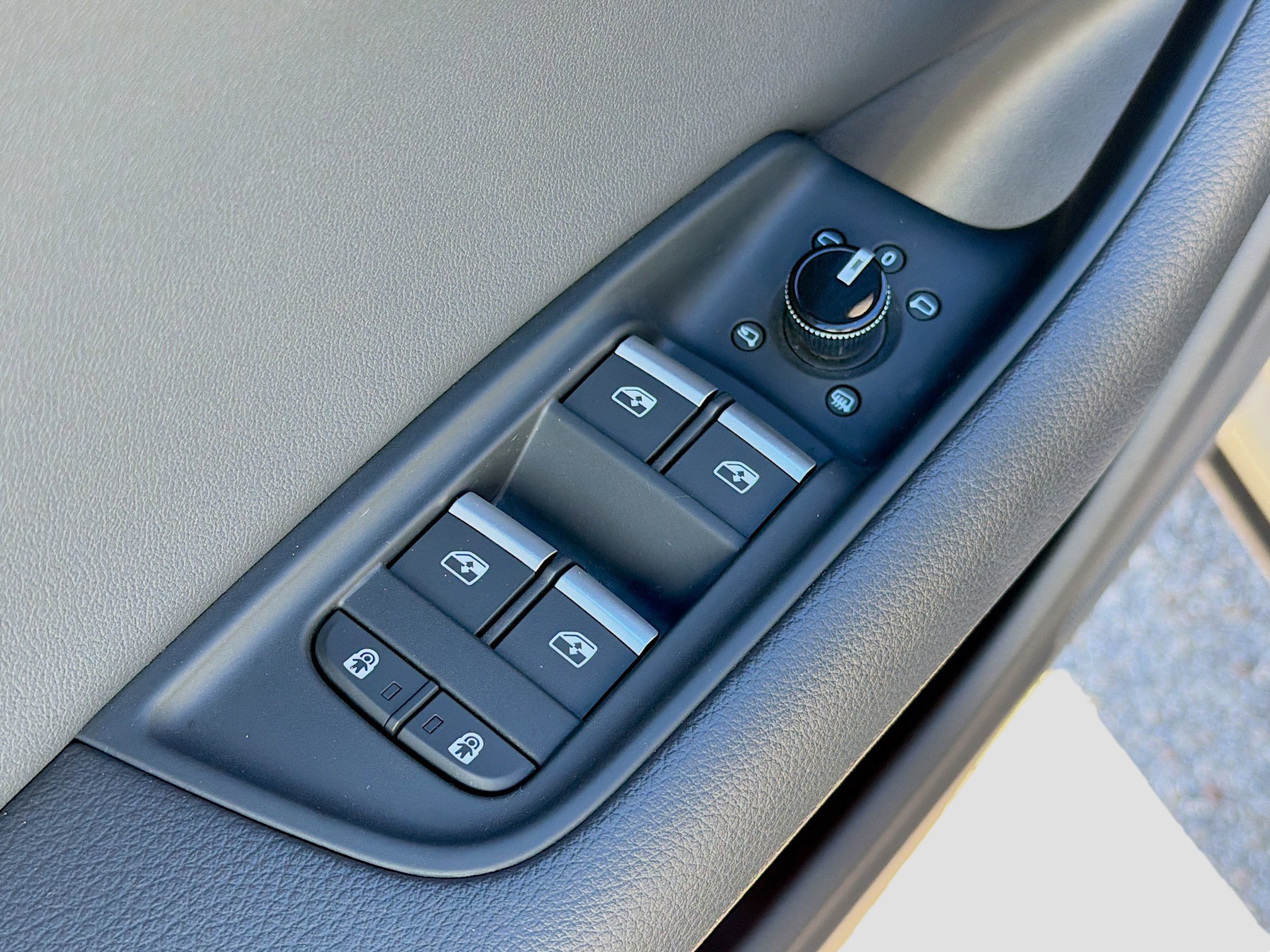 Used 2022 Audi Q8 Premium w/ Convenience Package image 23