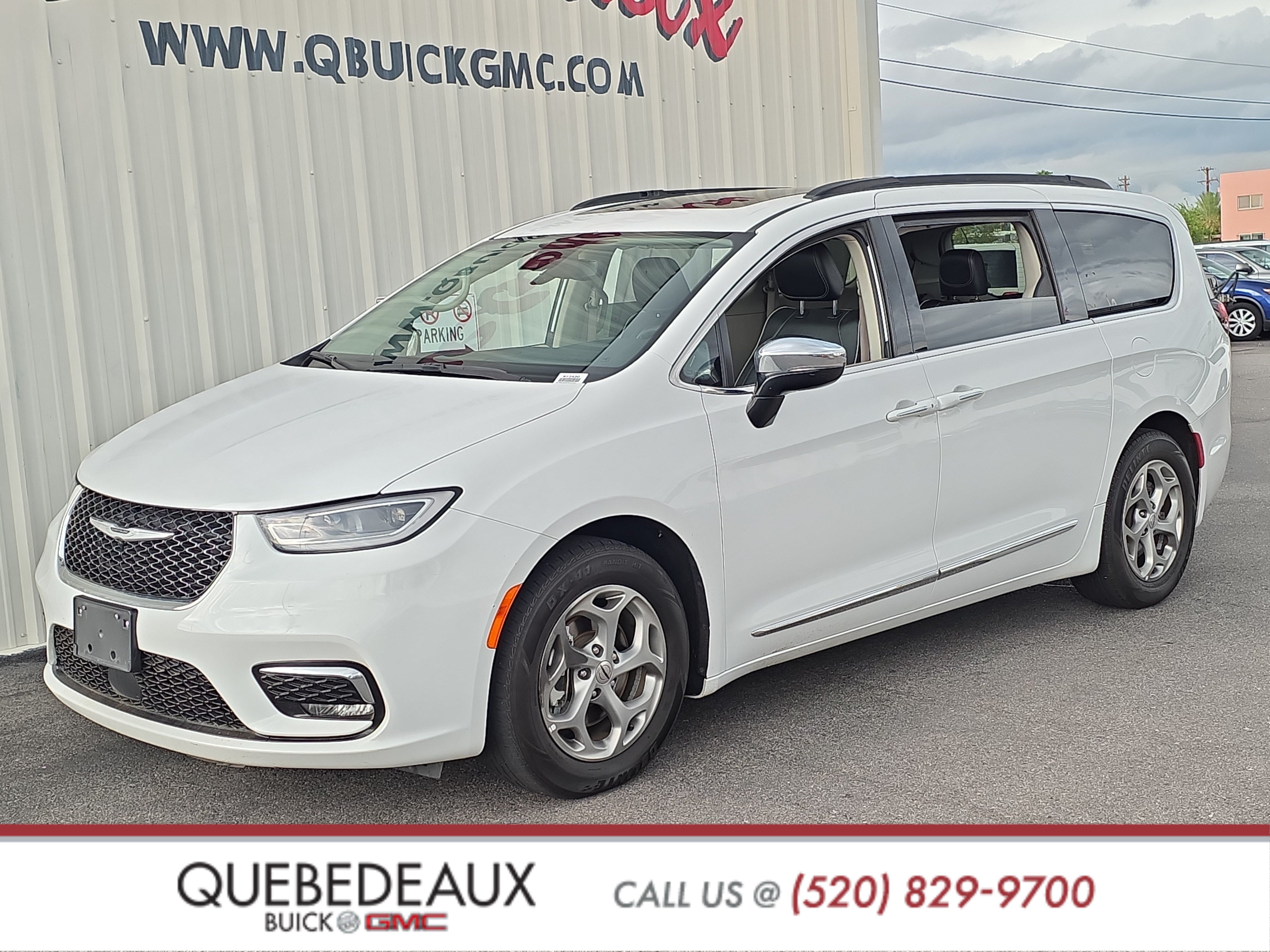 Used 2023 Chrysler Pacifica Limited FWD image 3
