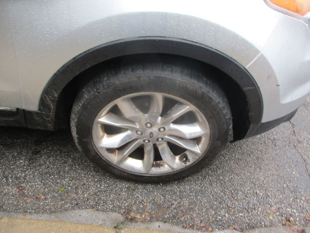 Used 2014 Ford Explorer XLT w/ Equipment Group 202A image 3