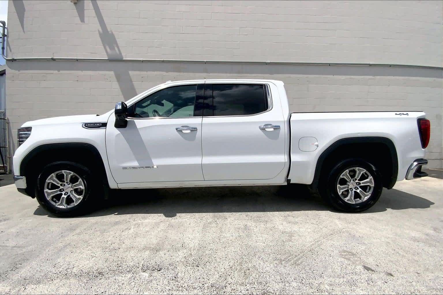 Used 2024 GMC Sierra 1500 SLT AWD/4WD image 3