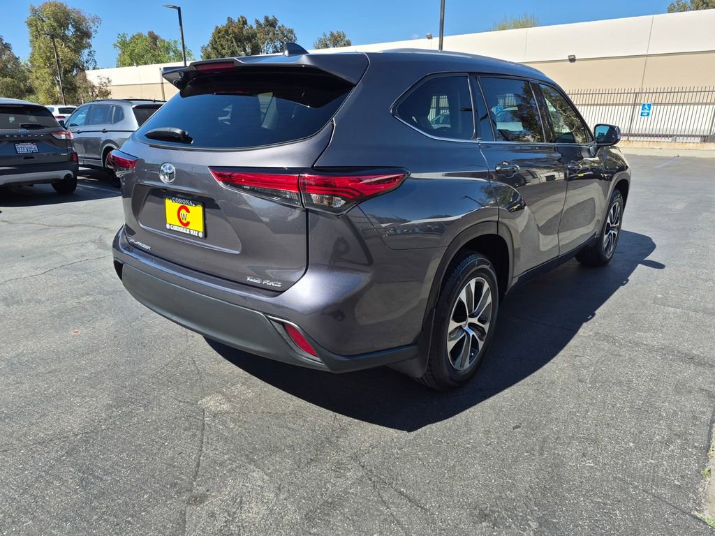 Used 2022 Toyota Highlander XLE image 7