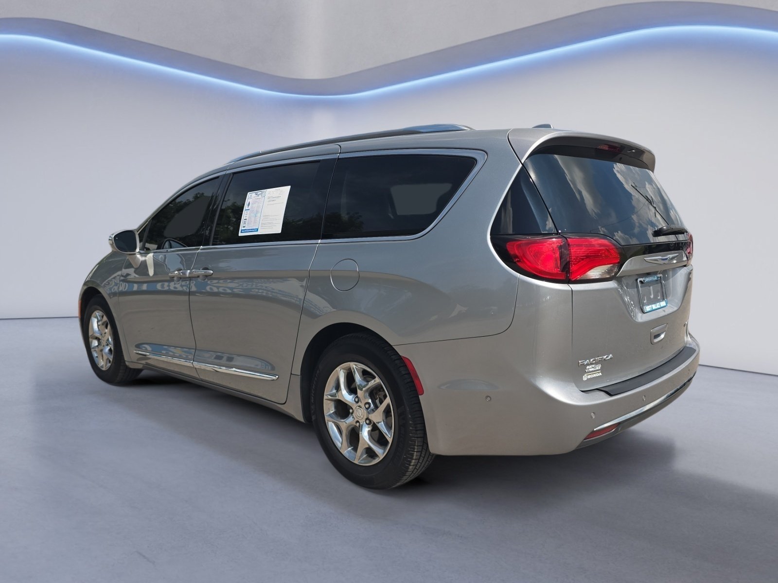Used 2020 Chrysler Pacifica Limited w/ Advanced Safetytec Group FWD image 3