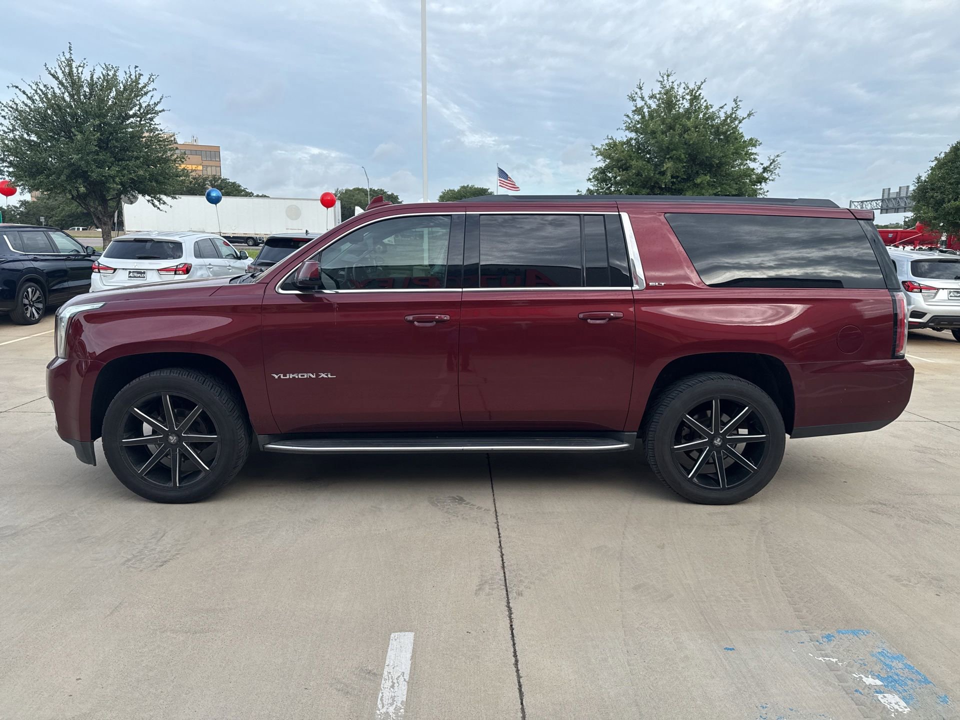 Used 2019 GMC Yukon XL SLT w/ Open Road Package RWD image 3