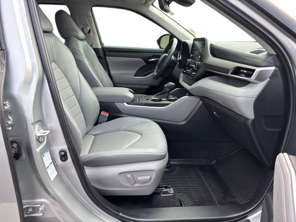 Used 2022 Toyota Highlander XLE AWD/4WD image 10