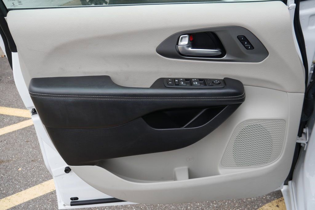 Used 2022 Chrysler Pacifica Touring-L image 29