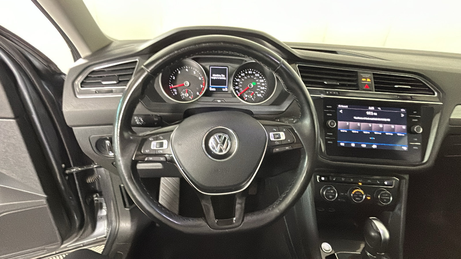 Used 2018 Volkswagen Tiguan SE w/ Panoramic Sunroof Package AWD/4WD image 18