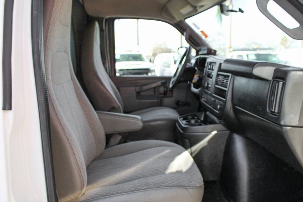 Used 2016 Chevrolet Express 4500 w/ Chrome Appearance Package RWD image 28