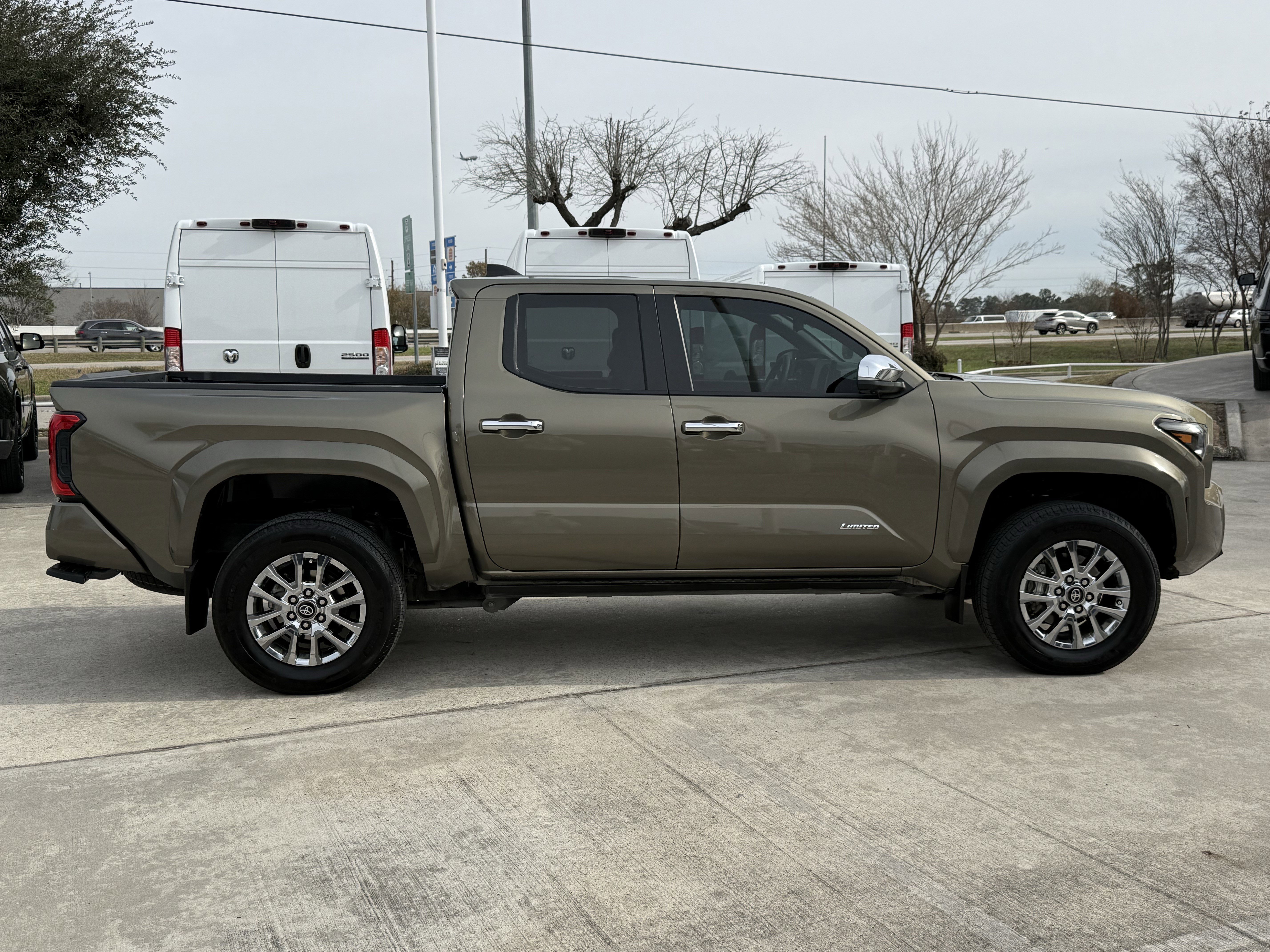 Used 2025 Toyota Tacoma 4x4 Double Cab image 3