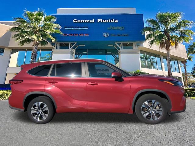 Used 2023 Toyota Highlander XLE image 4