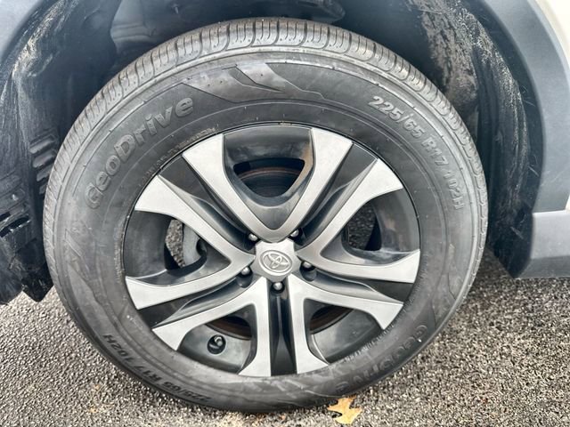 Used 2018 Toyota RAV4 LE image 18