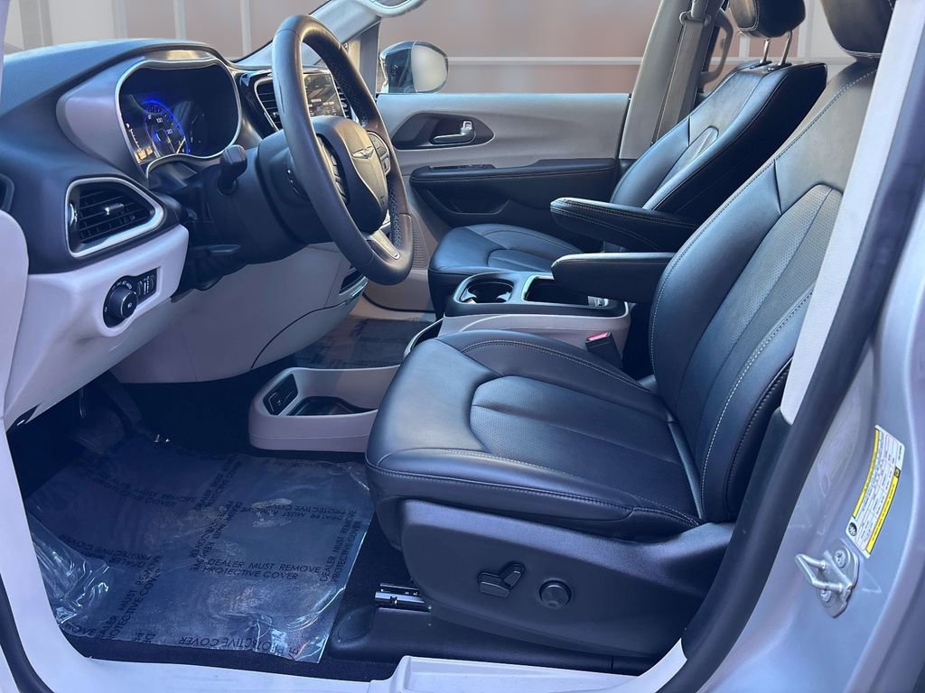 Used 2024 Chrysler Pacifica Touring-L image 10