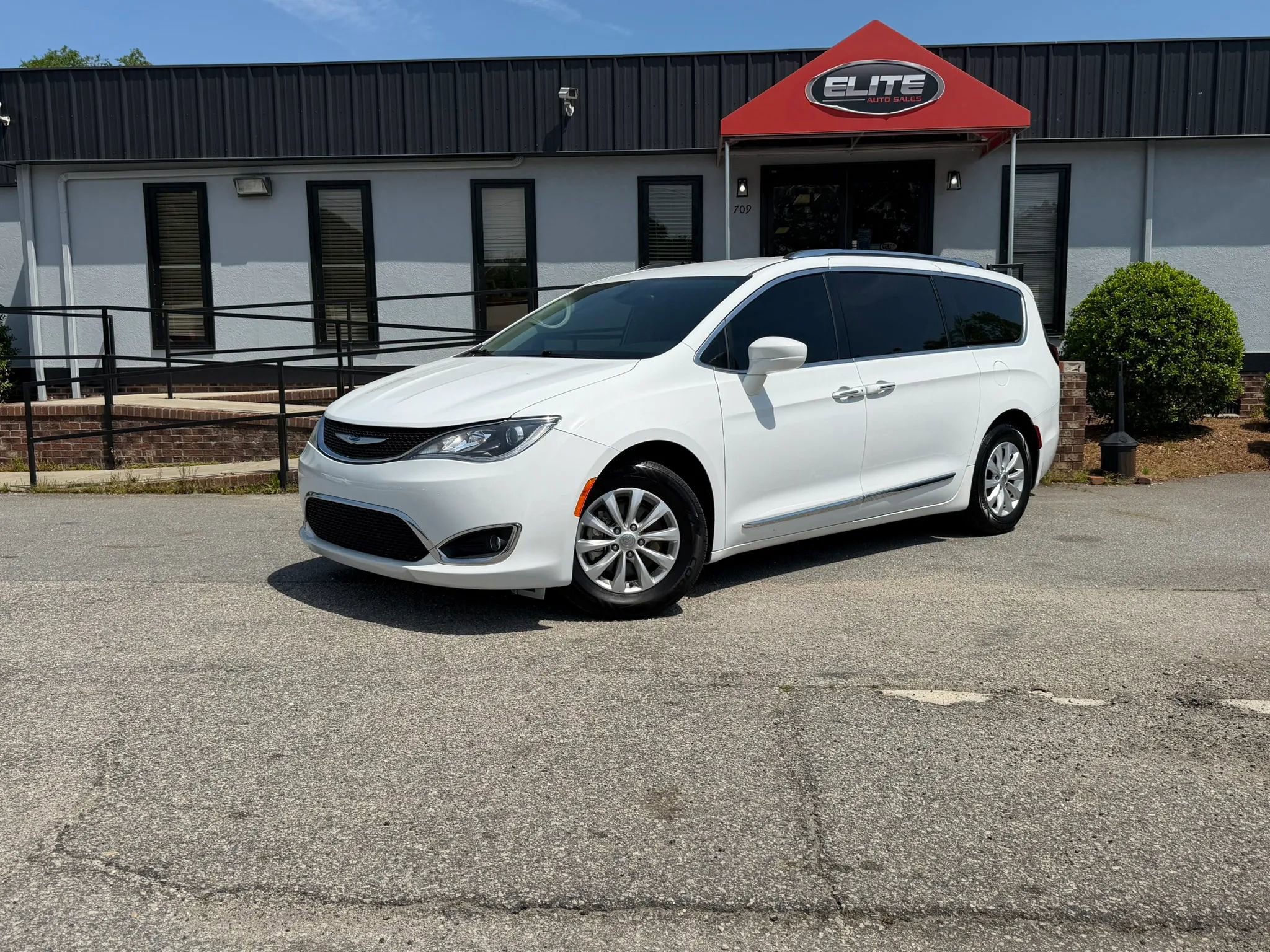 Used 2019 Chrysler Pacifica Touring-L image 3