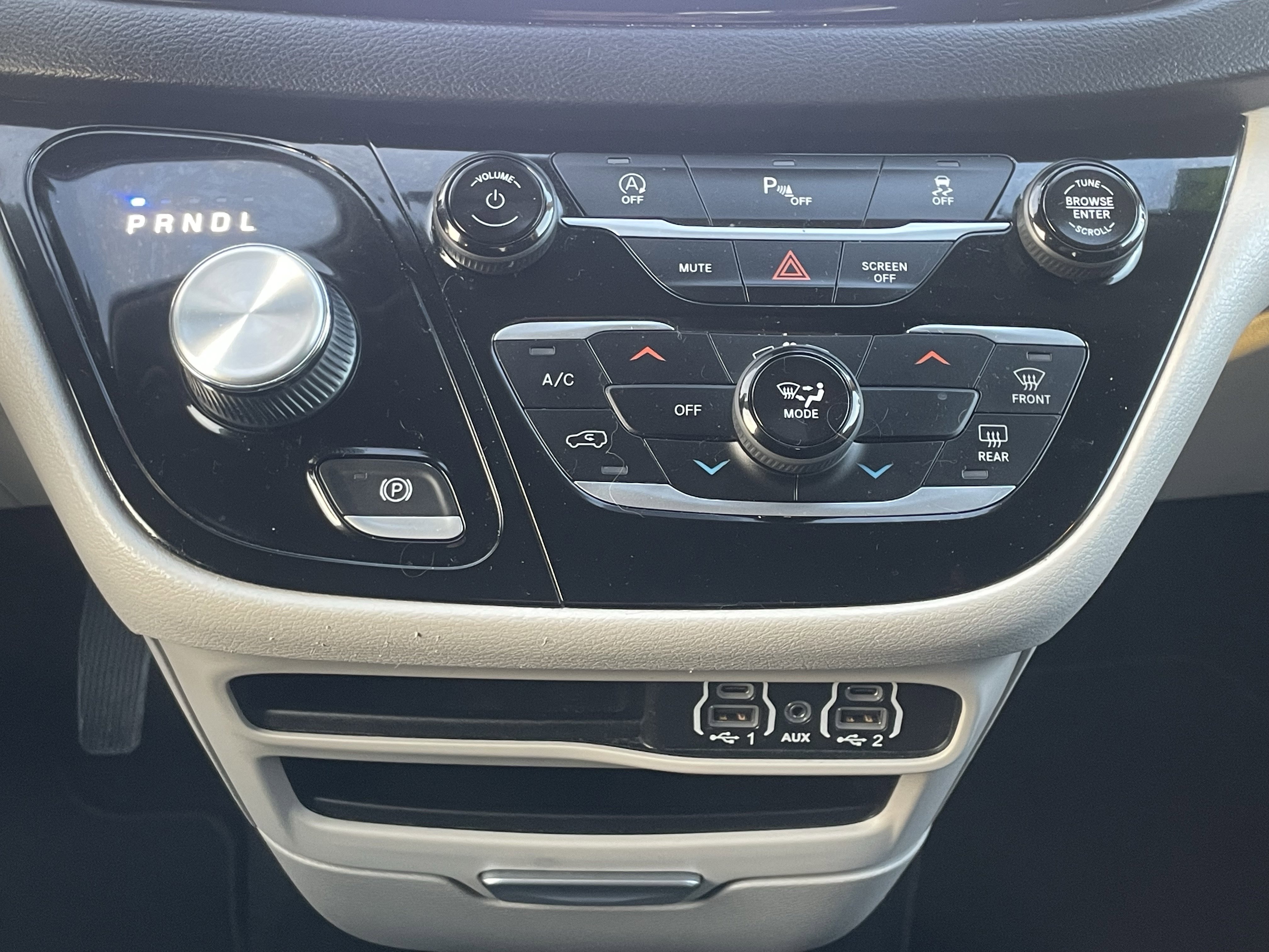 Used 2022 Chrysler Voyager LX image 26